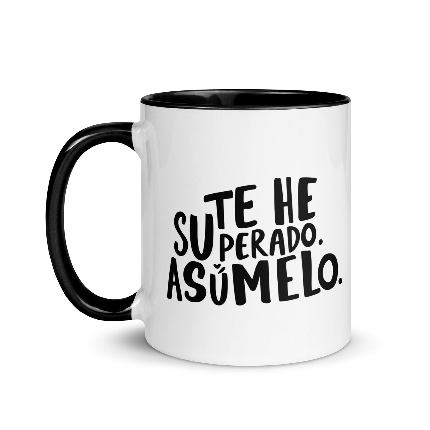 Taza con frase “Te he superado. Asúmelo.” para desamor con humor