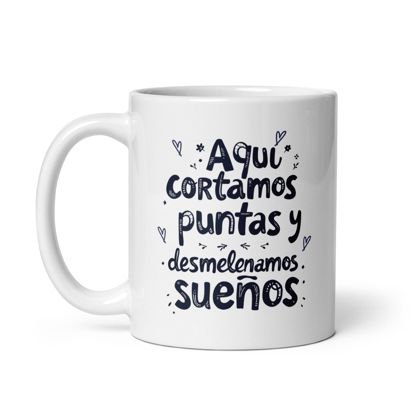 Taza con frase “Aquí cortamos puntas y desmelenamos sueños” en diseño artístico
