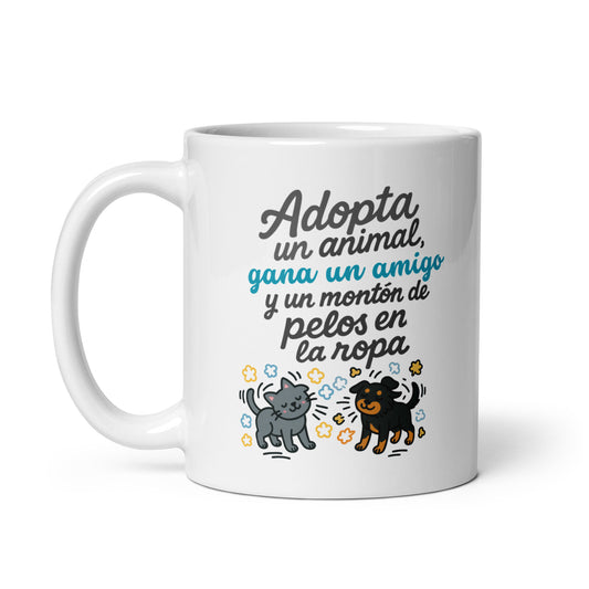 Taza con frase “Adopta un animal, gana un amigo y un montón de pelos en la ropa”