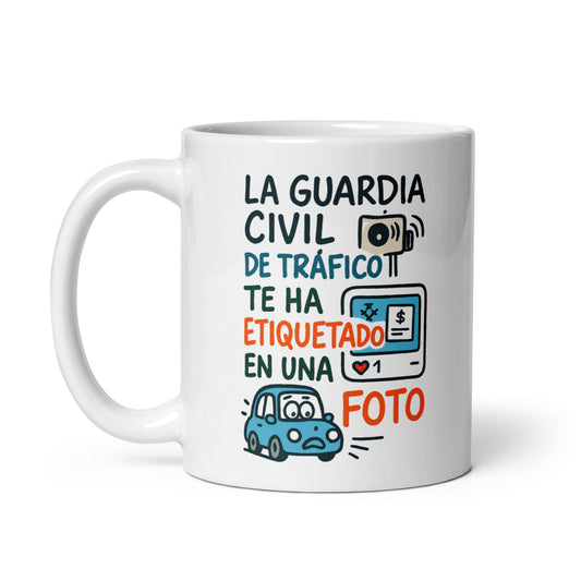 Taza con frase “La guardia civil de tráfico te ha etiquetado en una foto”