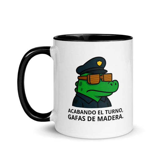 Taza con frase “Acabando el turno, gafas de madera” para policías