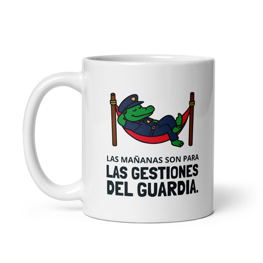 Taza con frase “Las mañanas son para las gestiones del guardia”