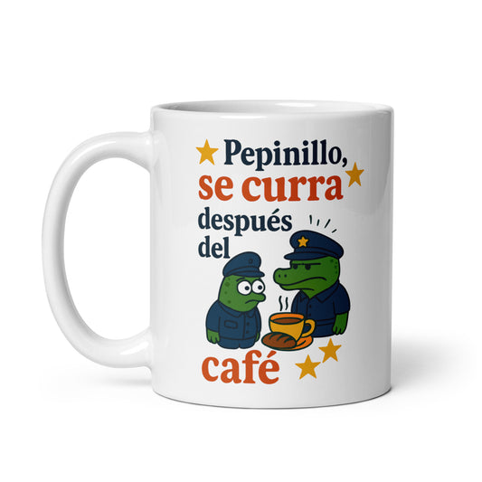 Taza con frase “Pepinillo, se curra después del café” para agentes novatos
