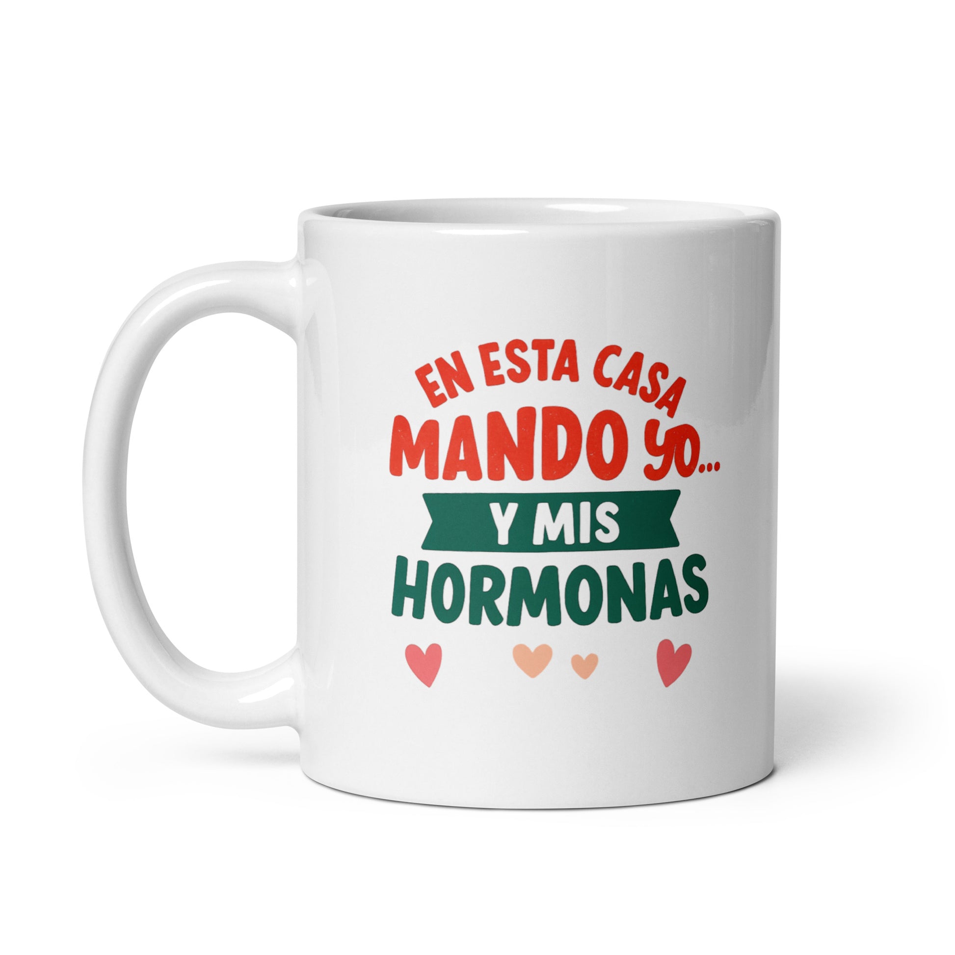 Taza con frase “En esta casa mando yo… y mis hormonas” para regalar a mayores de 50 con humor y fuerza