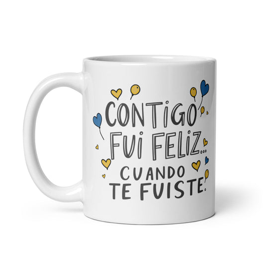 Taza con frase “Contigo fui feliz...cuando te fuiste” para desamor irónico