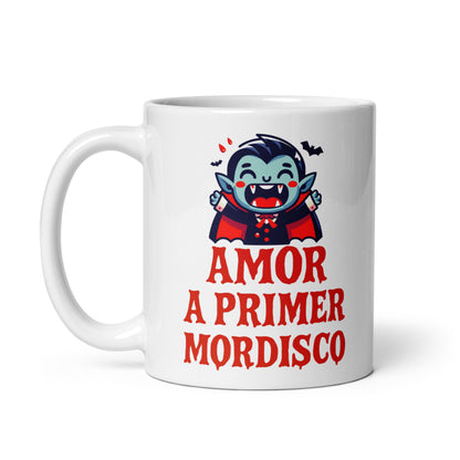 Taza con frase “Amor a primer mordisco” para regalar en Halloween con humor romántico