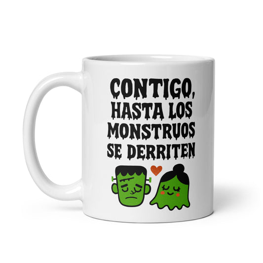 Taza con frase “Contigo, hasta los monstruos se derriten.” para regalar en Halloween con humor romántico