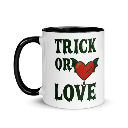 Taza con frase “Trick or love” para regalar en Halloween con humor romántico
