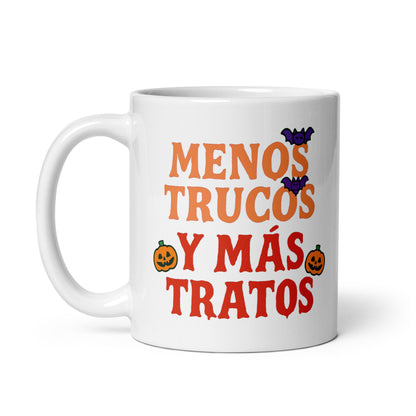 Taza con frase “Menos trucos y más tratos” para regalar en Halloween con humor