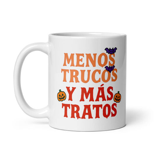Taza con frase “Menos trucos y más tratos” para regalar en Halloween con humor