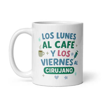 Taza con frase “Los lunes al café y los viernes al cirujano” para regalar a mayores de 50 con humor y glamour