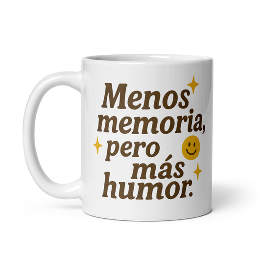 Taza con frase “Menos memoria pero más humor” para regalar a mayores de 50 con alegría