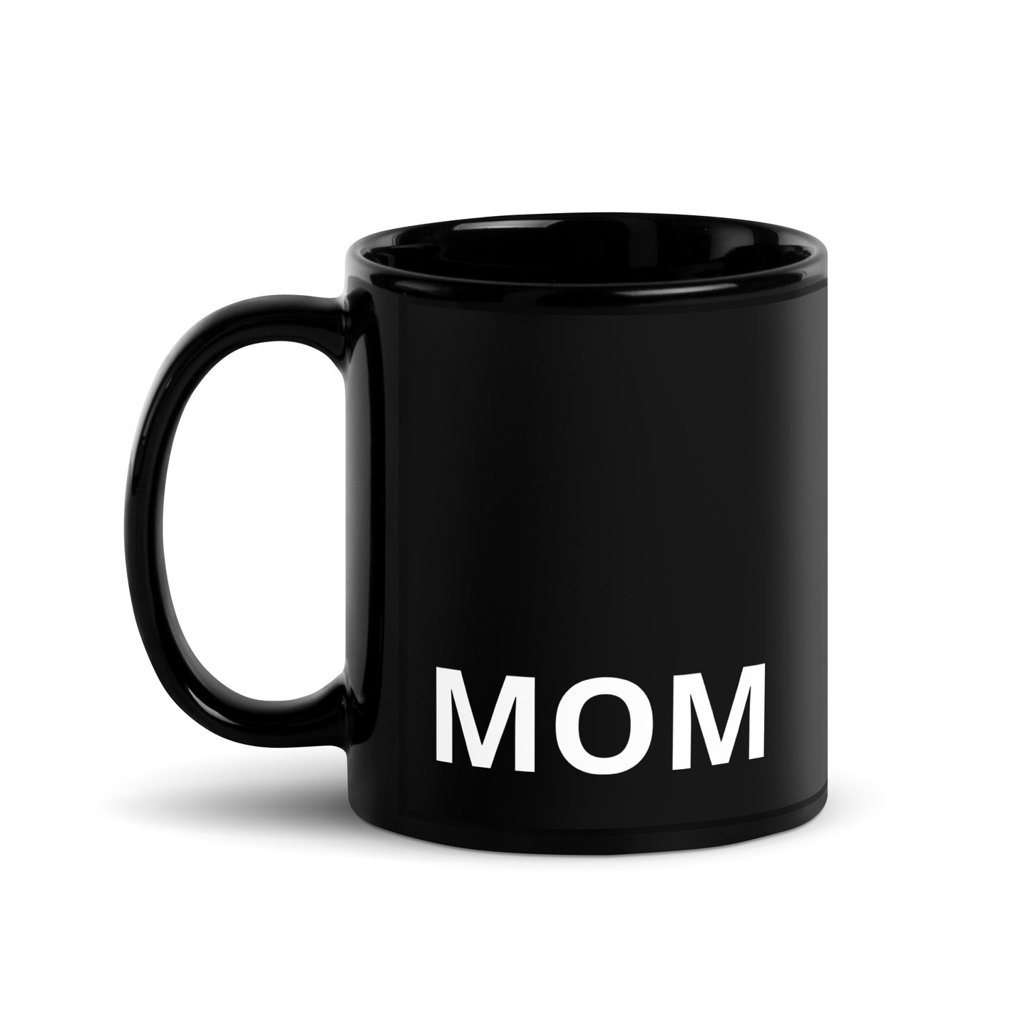 Taza con la palabra “MOM” en diseño minimalista y divertido