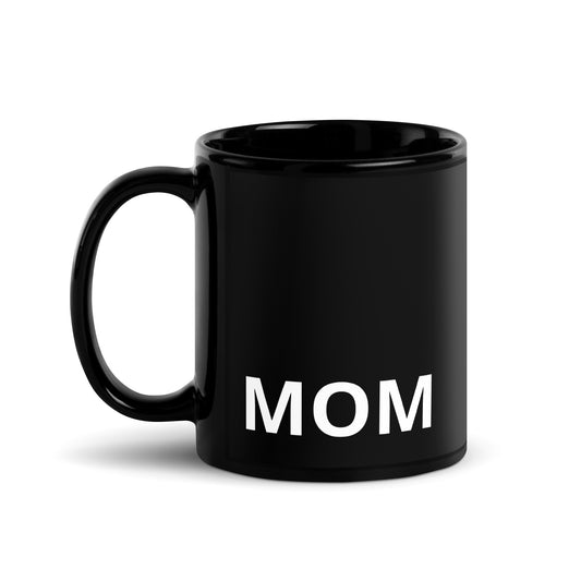Taza con la palabra “MOM” en diseño minimalista y divertido