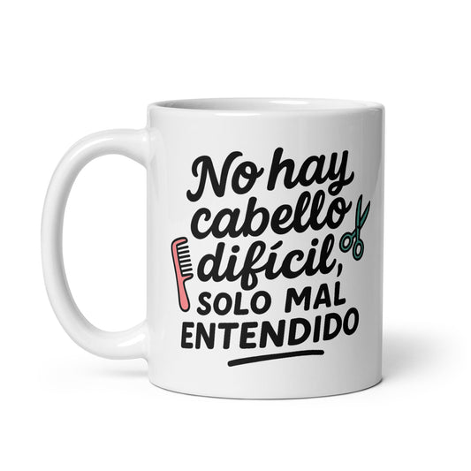 Taza con frase “No hay cabello difícil, solo mal entendido” en estilo reflexivo