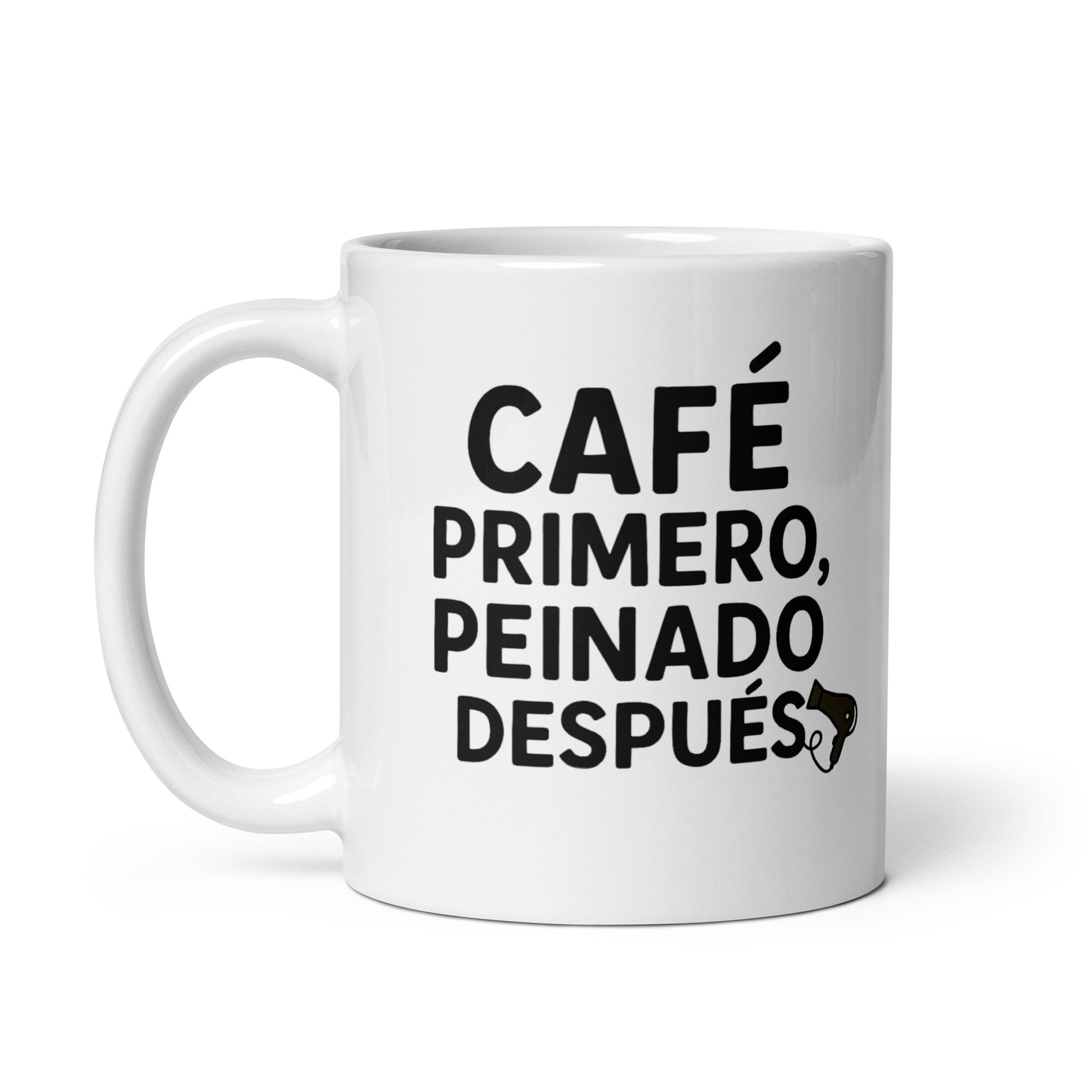 Taza con frase “Café primero, peinado después” en diseño minimalista