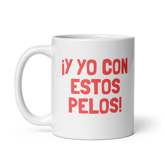 Taza con frase “¡Y yo con estos pelos!” en diseño desenfadado