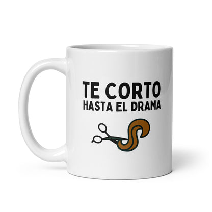 Taza con frase “Te corto hasta el drama” en tipografía moderna
