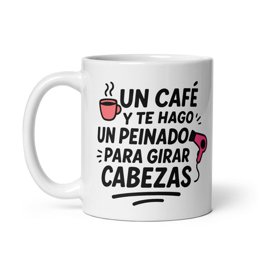 Taza con frase “Un café y te hago un peinado para girar cabezas” en diseño elegante