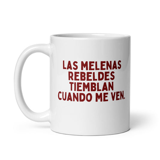 Taza con frase “Las melenas rebeldes tiemblan cuando me ven” en estilo potente