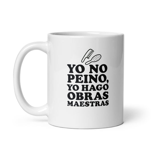 Taza con frase “Yo no peino, yo hago obras maestras” en estilo artístico