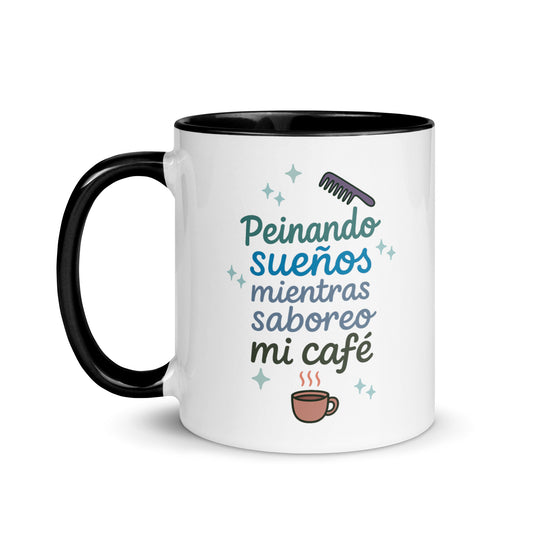Taza con frase “Peinando sueños mientras saboreo mi café” en diseño elegante