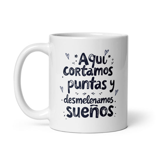 Taza con frase “Aquí cortamos puntas y desmelenamos sueños” en diseño artístico
