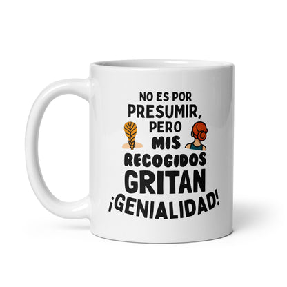 Taza con frase “Mis recogidos gritan ¡genialidad!” en diseño sofisticado