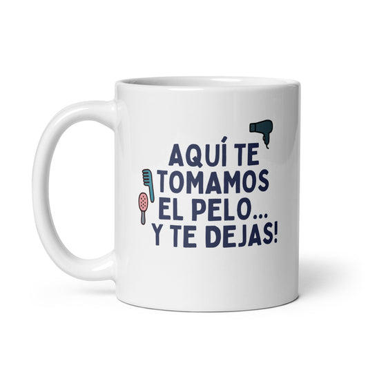 Taza con frase “Aquí te tomamos el pelo... y te dejas!” en diseño cómico
