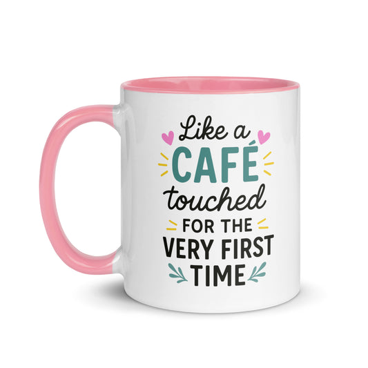 Taza con frase “Like a café, touched for the very first time” para fans del pop