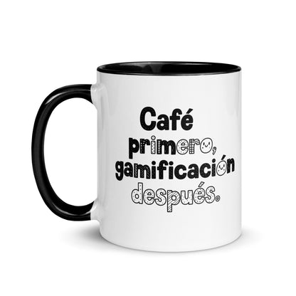 Taza con frase “Café primero, gamificación después”