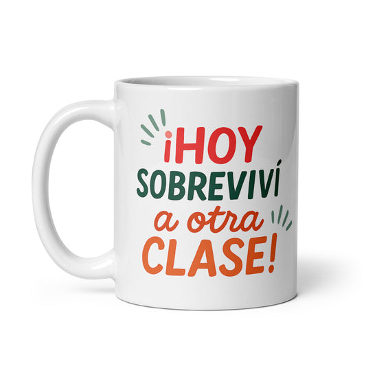 Taza con frase “¡Hoy sobreviví a otra clase!” para docentes