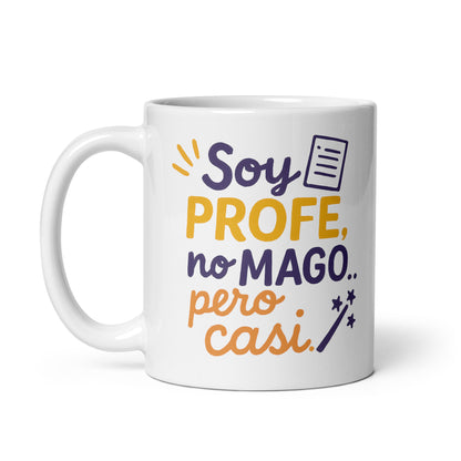 Taza con frase “Soy profe, no mago...pero casi”