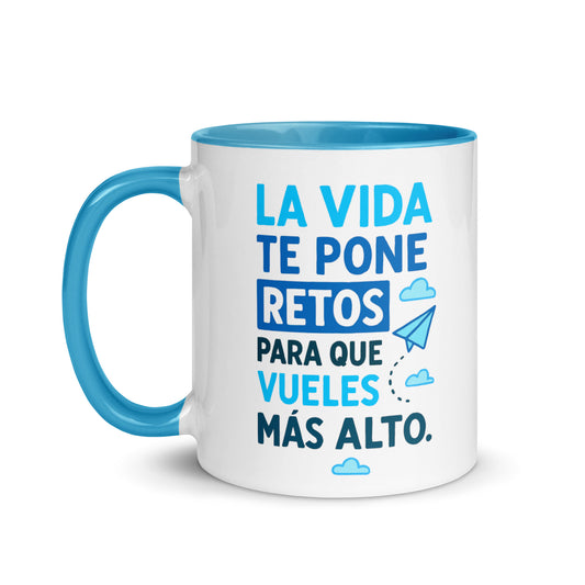 Taza con frase “La vida te pone retos para que vueles más alto” motivadora