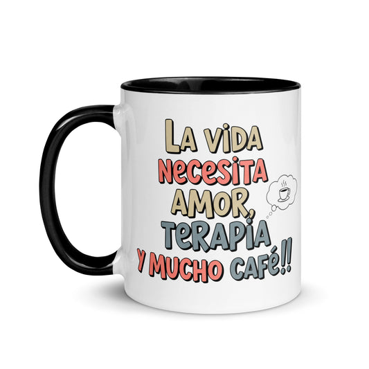 Taza con frase “La vida necesita amor, terapia y mucho café” en estilo cálido