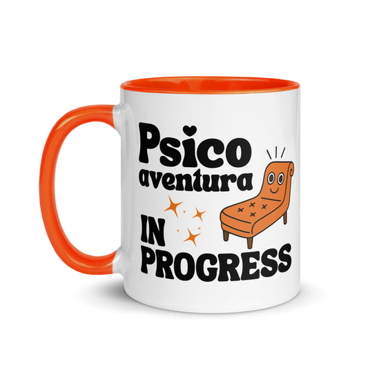 Taza con frase “Psico aventura in progress” en diseño divertido