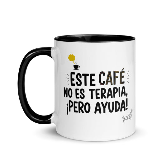 Taza con frase “Este café no es terapia, ¡pero ayuda!” en diseño alegre