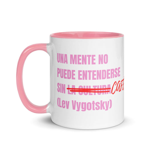 Taza con frase “Una mente no puede entenderse sin café” en diseño elegante