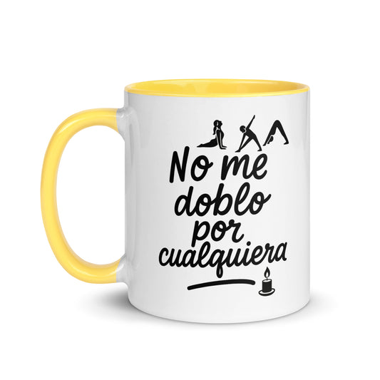 Taza con frase “No me doblo por cualquiera” para yoguis con humor