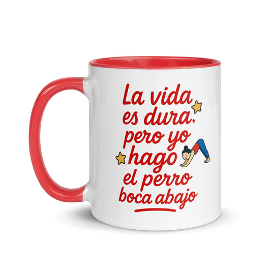 Taza yoga con frase “La vida es dura, pero yo hago el perro boca abajo”