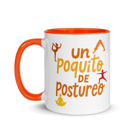Taza con frase “Un poquito de postureo” para yoguis con humor